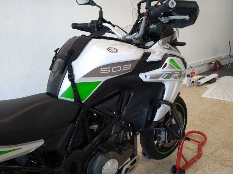 Decoração lateral para depósito - Benelli TRK502